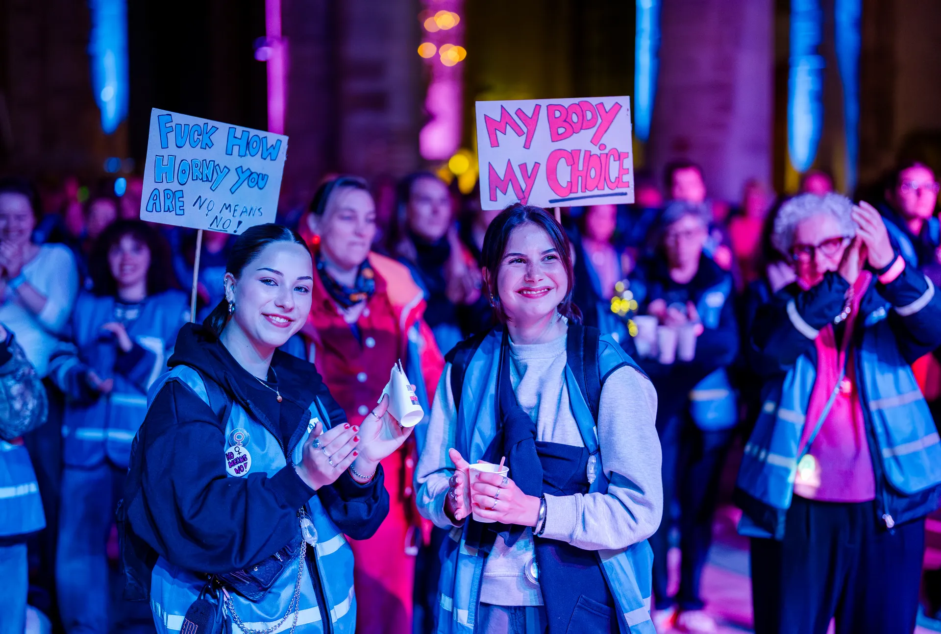 Deelnemers_luisteren_naar_het_voorprogramma_tijdens_de_Nacht_Tegen_Seksueel_Geweld._Foto_Marco_de_Swart-1747752036