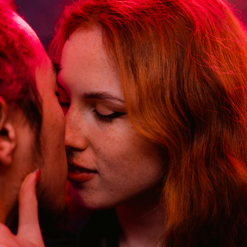 Jullie geilste seksverhalen: “Ik wist dat zijn vriendin geblinddoekt op bed zou liggen wachten”