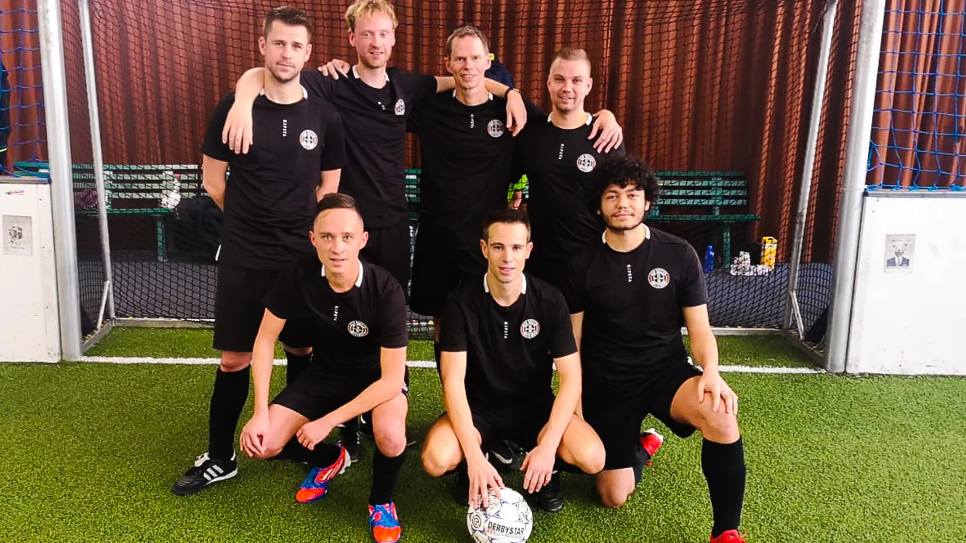 Deze_voetballers_spelen_bij_een_gay-club-1596206169