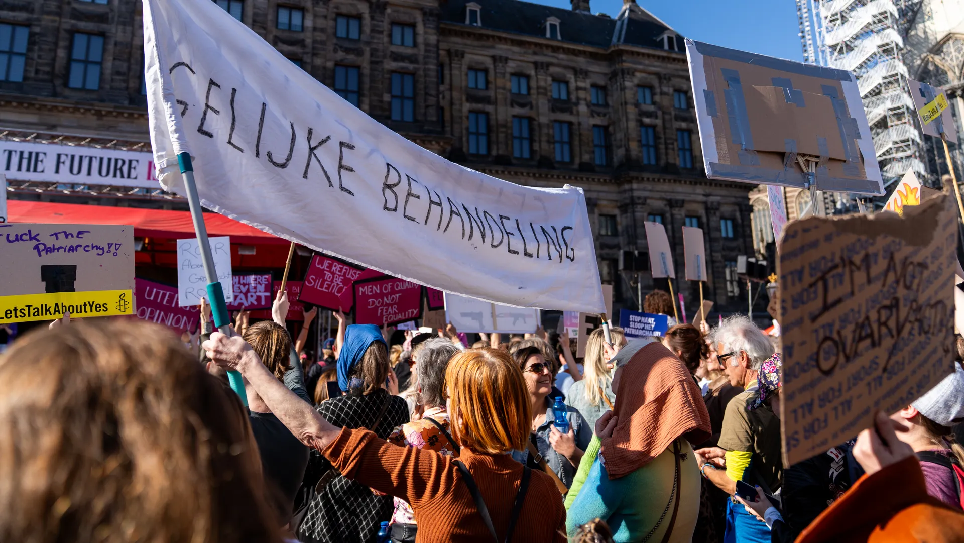 Afbeelding van Ik liep mee met de Feminist March in Amsterdam: een dikke middelvinger naar genderongelijkheid