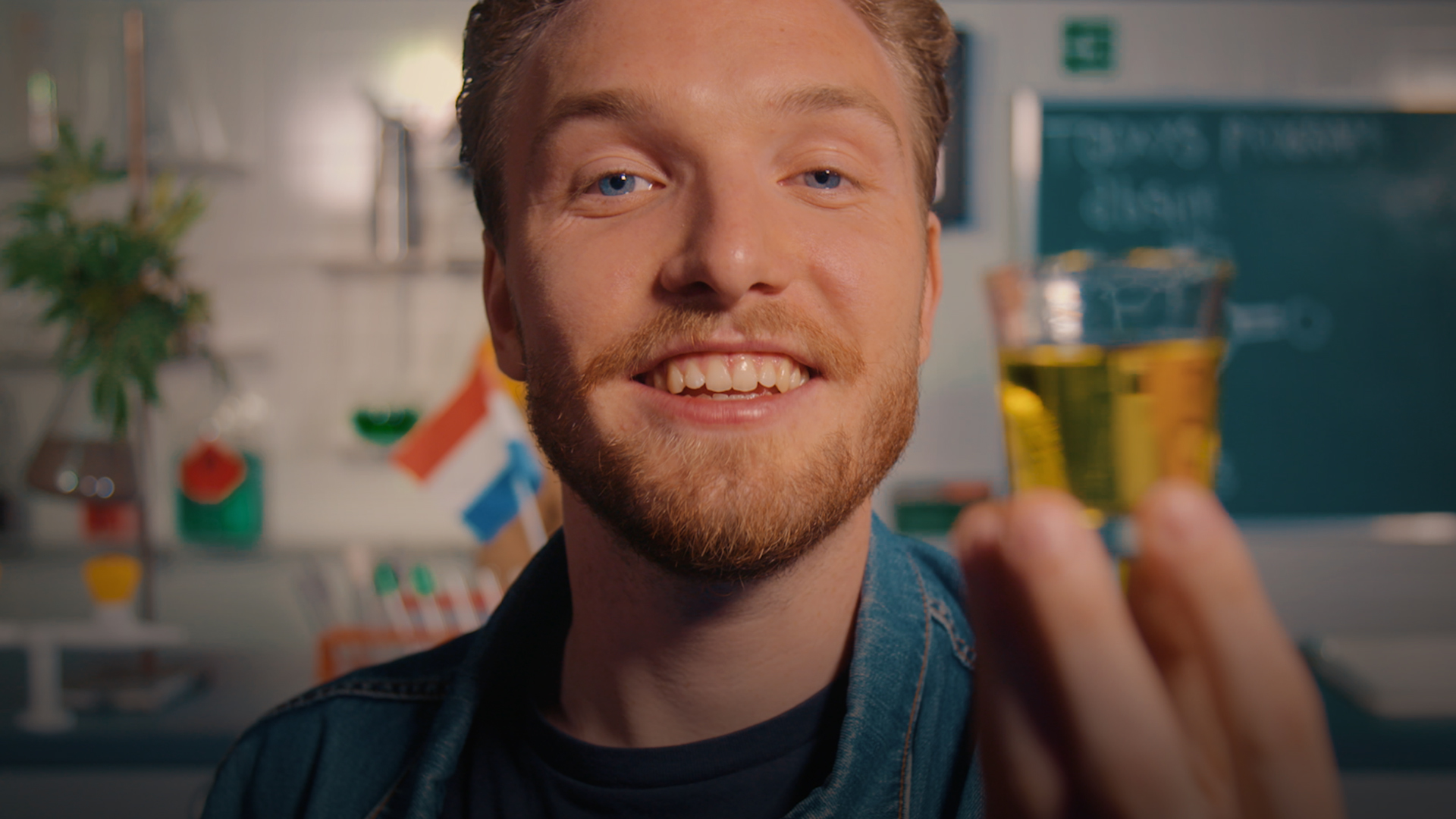 Afbeelding van Bastiaan voelt zich verdoofd na het drinken van absint | Drugslab