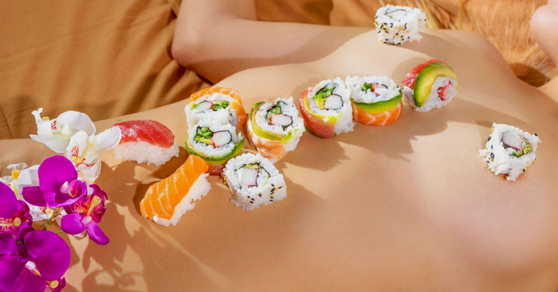 Afbeelding van Sushi thuisbezorgd op naakte vrouw