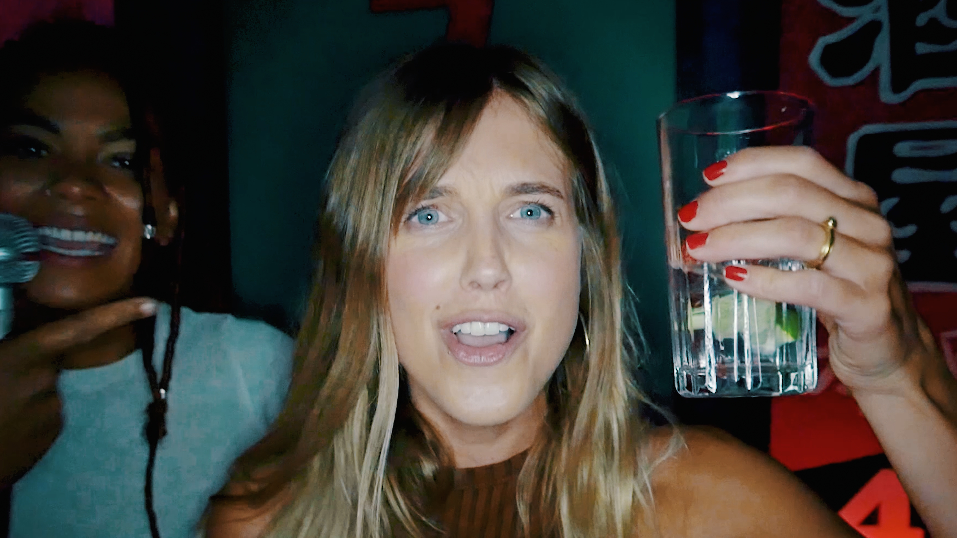 Afbeelding van Nellie is lam in een karaokebar | Drugslab