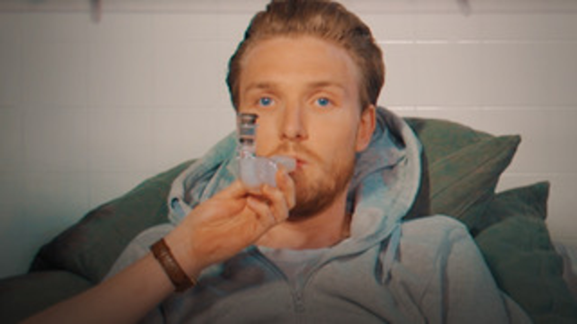 Afbeelding van Bastiaan rookt DMT | Drugslab