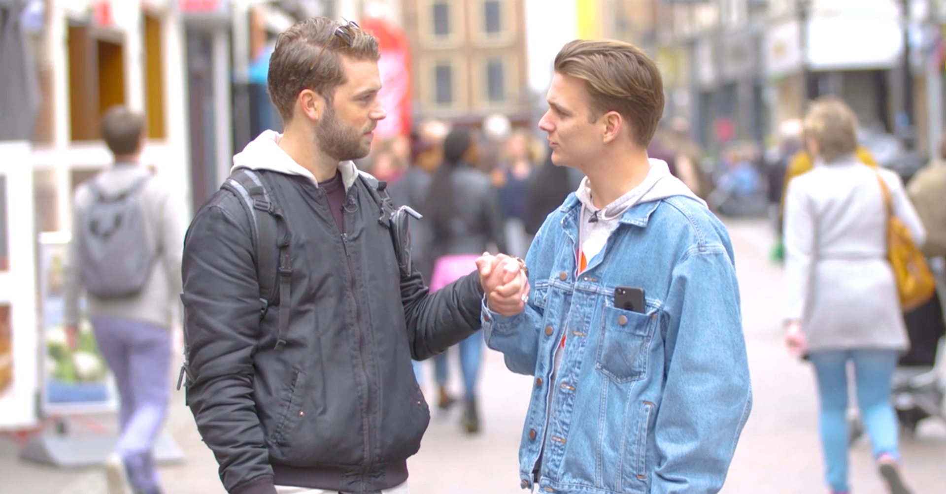 Afbeelding van VIDEO: Dit gebeurt als mannen hand in hand lopen