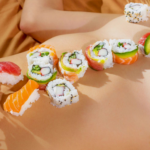 Sushi thuisbezorgd op naakte vrouw