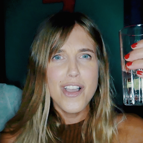 Nellie is lam in een karaokebar | Drugslab