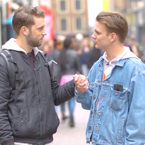 VIDEO: Dit gebeurt als mannen hand in hand lopen